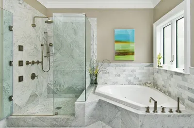 Интерьер ванной комнаты: современный дизайн совмещенной ванны с окном в  квартире