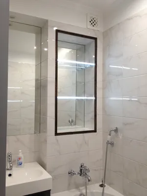 Стеклянные полки с зеркалом, установленные в нишу ванной комнаты