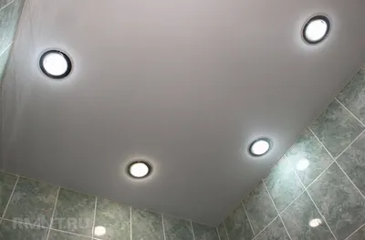 Как сделать, установить встраиваемые, точечные светильники в потолке в  ванной или туалете | Советы Хозяевам.РФ