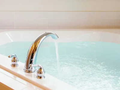 Высота смесителя над ванной: стандарт или практичность и удобство, фото  интерьера