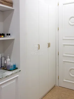 Белый встроенный распашной шкаф в коридор «Джерси»