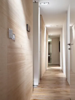 Ламинат на стене в прихожей — знакомство со стильным и практичным декором для дома