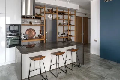 Кухня при входе в квартиру или комнату: 9 примеров где проходная кухня  рядом с коридором | Houzz Россия
