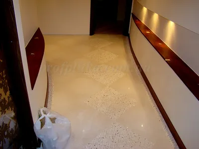 Укладка плитки мозаики на пол в коридоре и часть в кухне.