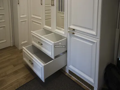 Шкаф распашного типа из крашеного МДФ с отсеком для холодильника под заказ