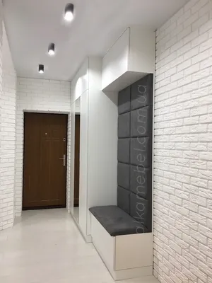 Белая прихожая с зеркалом и мягкой стенпанелью в современном стиле по  выгодным ценам от «Алька Мебель» - 1305052347