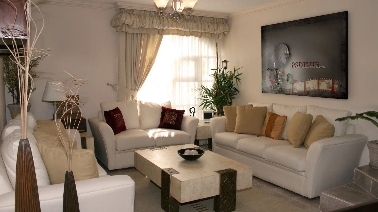 интерьер гостиной с двумя диванами в частном доме