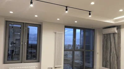 Гипсовые точечные светильники на потолке в гостиной | ARATTA