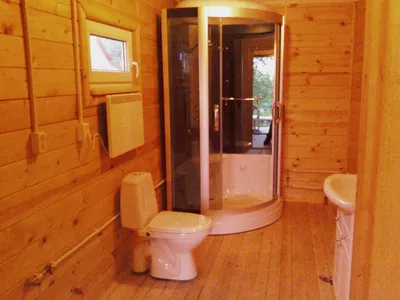 Туалет и душевая в деревянном доме - 59 фото