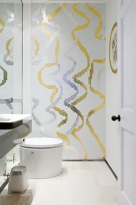 современный интерьер ванной комнаты плитка-мозаика белая серебрянная  золотая | Powder room design, Fancy bathroom, Bathroom wall decor