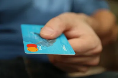 Azer Turk Bank представил новый дизайн пластиковых карт и бесплатный сервис  | Banco.az