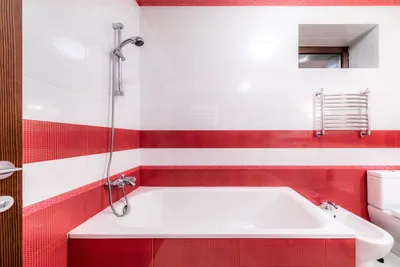 Красная ванная комната стоковое фото. изображение насчитывающей туалет -  23363476