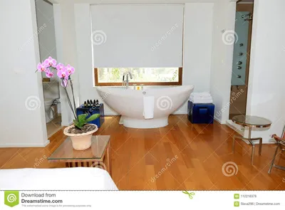 Ванная комната в роскошной вилле Стоковое Фото - изображение насчитывающей  ñ ñ‚ñ€oñ , ñ ð°ð¼oð¼oð: 112216378