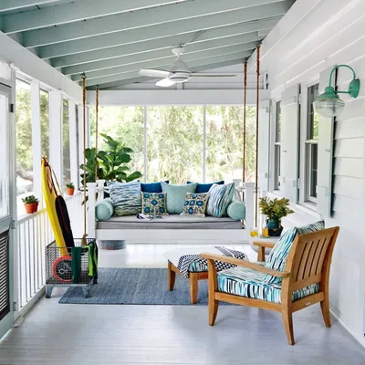 Красивый современный дизайн веранды в морском стиле, с прекрасно сочетаемой  бело-бирюзовой палитры | House with porch, Coastal living rooms, Beach  house decor