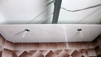 Потолок из пластиковых панелей в ванную: насколько это практично?