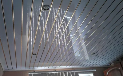 Потолок из пластиковых панелей в ванную: насколько это практично?