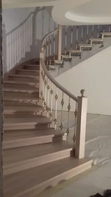 Отделка круговой лестницы из бетона деревом - Новая Лестница