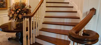 Бетонная лестница с деревянными ступенями в частном доме: установка, обшивка