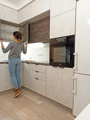 Светлая угловая кухня в современном стиле: дизайн белой кухни 15 кв м - IDM  Eterno
