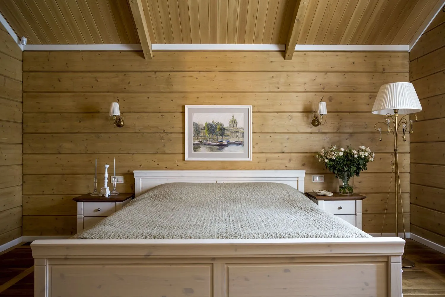 Как оформить интерьер спальни в деревянном доме?