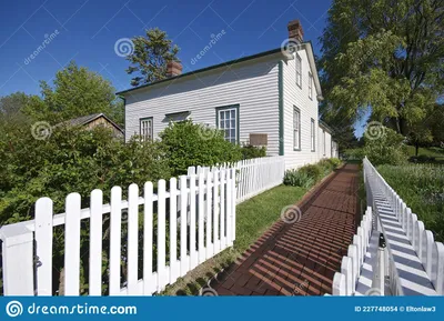 деревянный дом снаружи с белой оградой Стоковое Фото - изображение  насчитывающей вакханические, фронт: 227748054