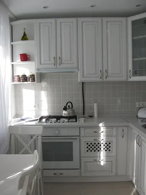 Дизайн белой кухни из МДФ 5,7 кв.м с холодильником | Небольшие кухни,  Маленькая кухня, Кухня
