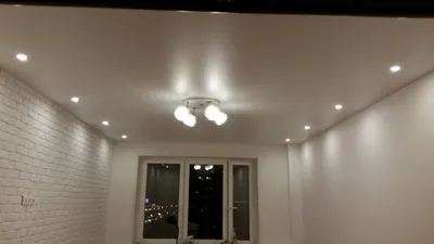 Белый матовый натяжной потолок с точечными светильниками - 66 фото
