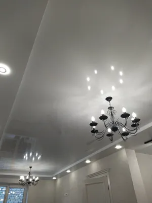 Натяжные потолки в спальне: варианты подсветки, дизайн, какое полотно  выбрать (20+ фото) - Decor