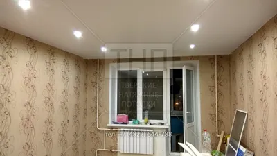 Белый матовый потолок, 8 светильников и потолочный карниз - Тверские Натяжные  Потолки