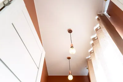 Какие светильники и как лучше расположить на натяжном потолке - Zagatti