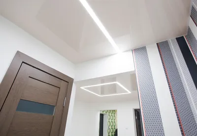 Натяжной потолок в коридоре с точечными светильниками: фото длинного  помещения