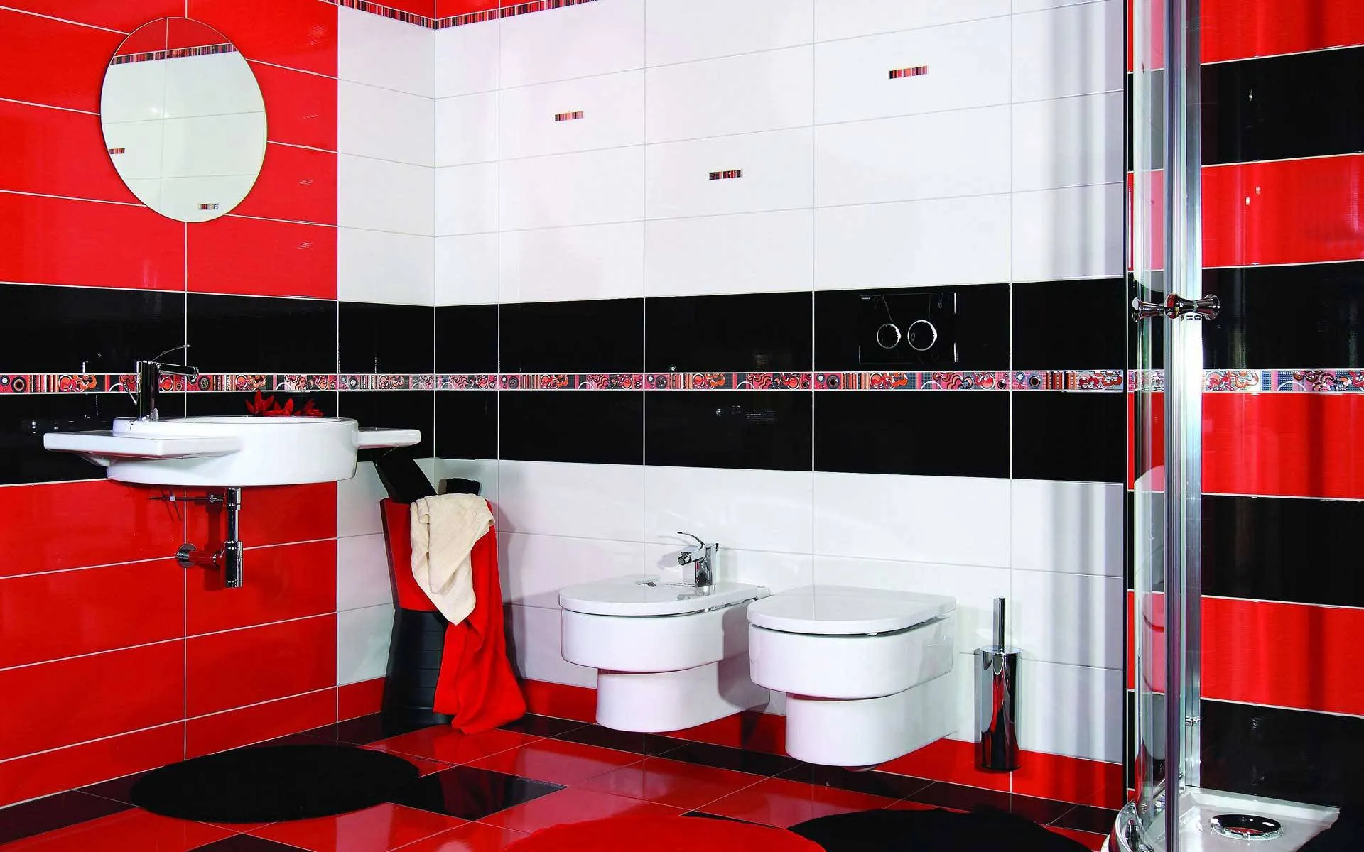 Ванная с использованием керамической плитки красного цвета