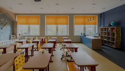 пустой класс в начальной школе с досками и столами - стоковое фото 1031279  | Crushpixel