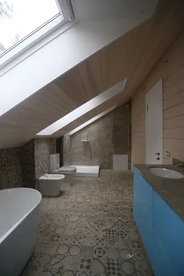 Ванная комната с окнами #мансарда #ванна в мансарде | Дом, Черные окна,  Дизайн