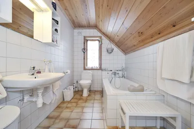 Интерьер квартиры-студии, которая находится в мансарде | Ремонт небольшой  ванной, Зеркало для ванной, Главная ванная комната