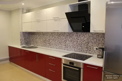 Кухня в современном стиле с красным низом и белым верхом