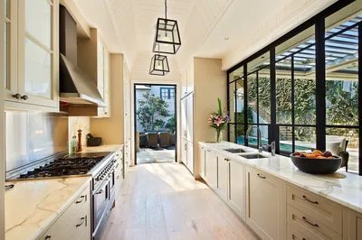 Дизайн длинной кухни с окном - 70 фото