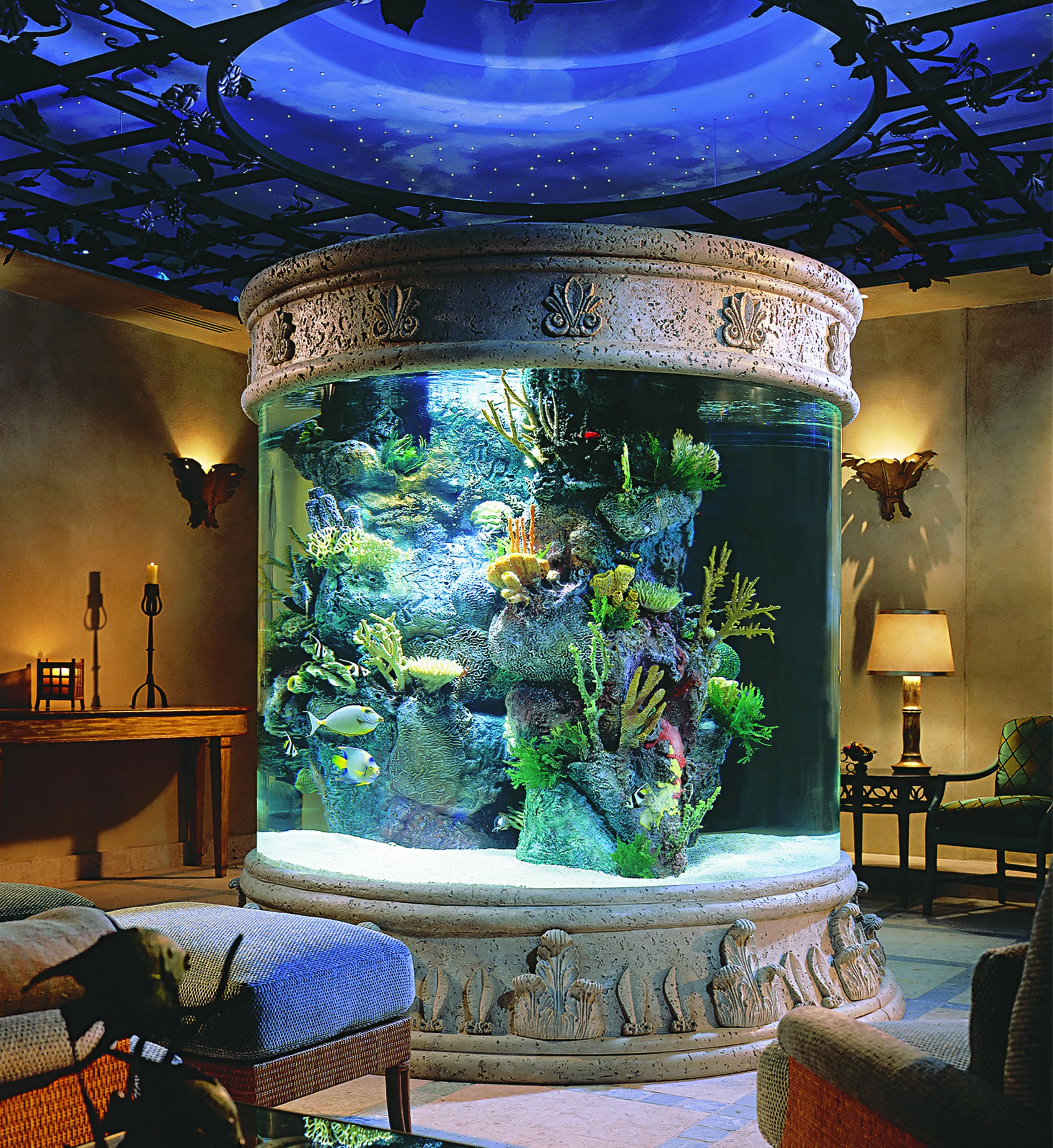 красивый интерьер с аквариумом
